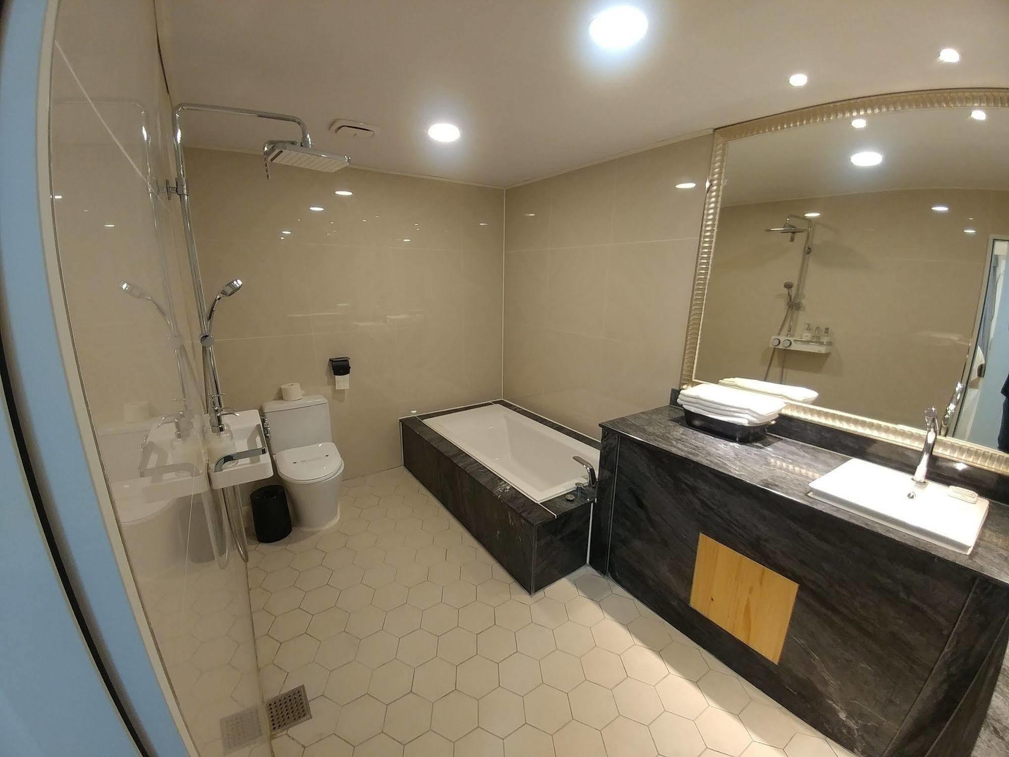 I.Y Hotel Suwon Exteriör bild