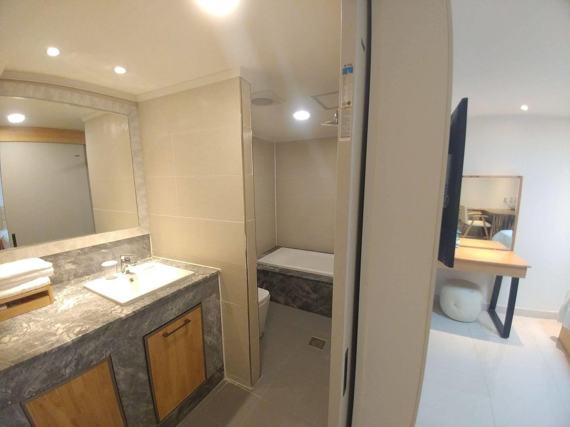 I.Y Hotel Suwon Exteriör bild